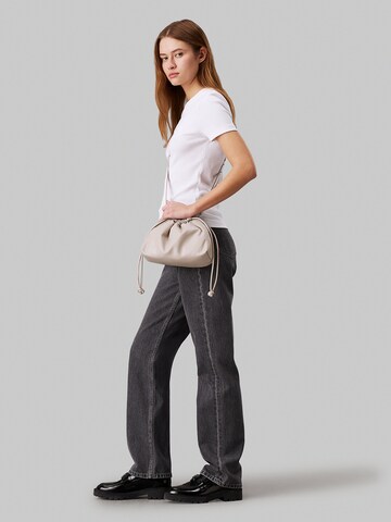 Calvin Klein Jeans Beuteltasche in Grau