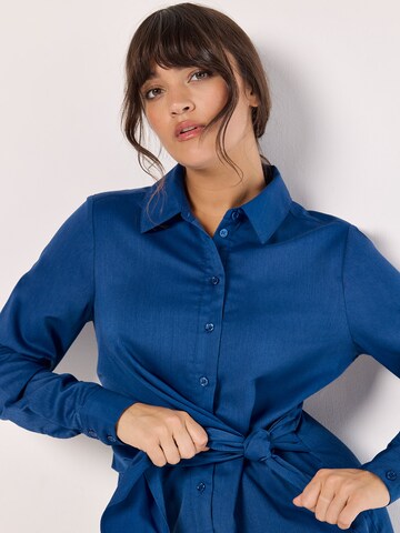 Apricot Blusenkleid in Blau