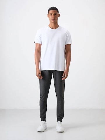 Tommy Life - Tapered Calças de desporto em cinzento