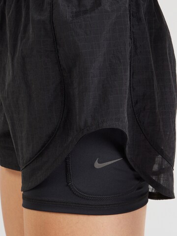 NIKE - Slimfit Pantalón deportivo en negro
