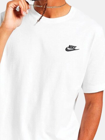 T-Shirt 'CLUB' Nike Sportswear en blanc