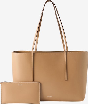 Plase de cumpărături de la Calvin Klein pe maro: față