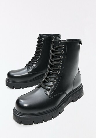 Bershka Boots med snörning i svart