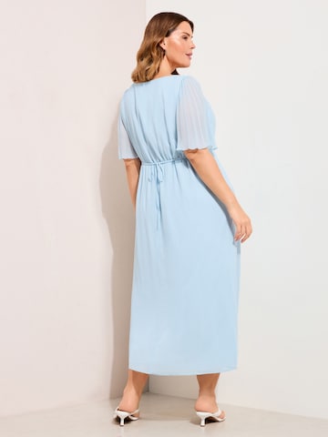 Friends Like These Рокля в синьо