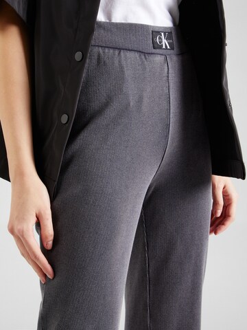 Calvin Klein Jeans Bootcut Hose in Grau