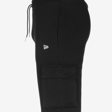 Tapered Pantaloni cargo 'Outdoor Utility' di NEW ERA in nero