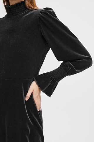 b.young - Vestido 'Perlina' en negro