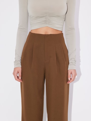 LeGer by Lena Gercke Wide leg Παντελόνι πλισέ 'Shanice' σε καφέ