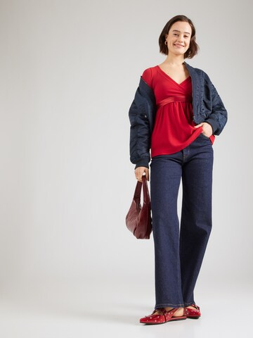 Tricou de la HOLLISTER pe roșu