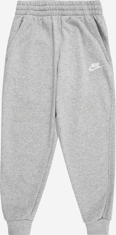 Nike Sportswear Tapered Housut 'CLUB' värissä harmaa: etupuoli