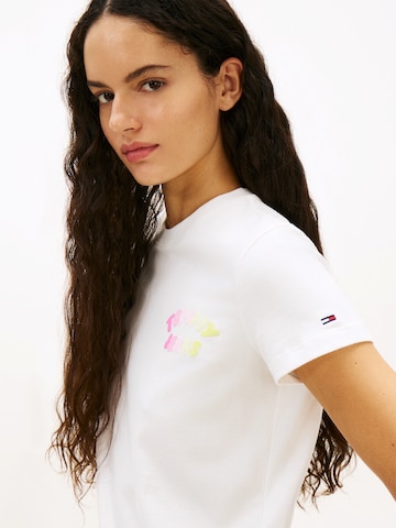 Tricou de la Tommy Jeans pe alb