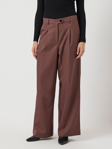 Wide leg Pantaloni con pieghe 'PORTO ' di YAS in rosso: frontale