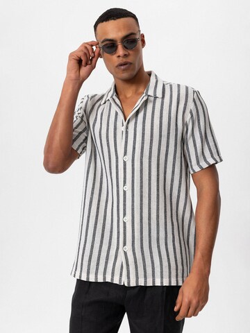 Antioch - Ajuste regular Camisa en negro: frente