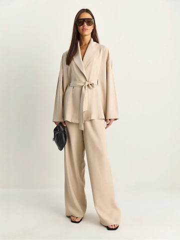 Bianco Lucci Zweiteiliges Set in Beige: Vorderseite