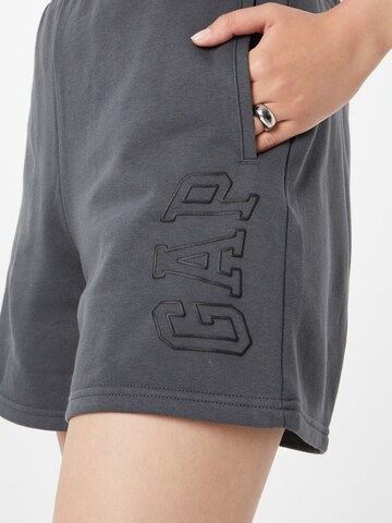 GAP Regular Shorts in Grau