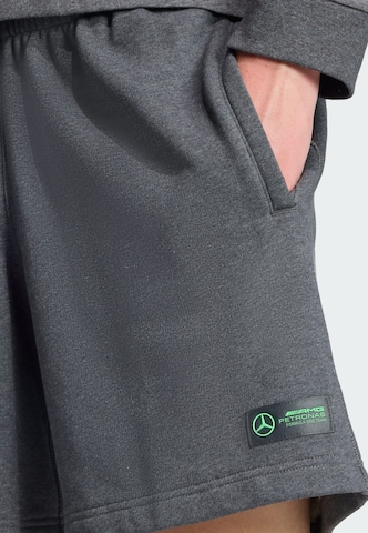 ADIDAS PERFORMANCE - Loosefit Pantalón deportivo 'Mercedes-Benz AMG Petronas Formula One Team' en gris