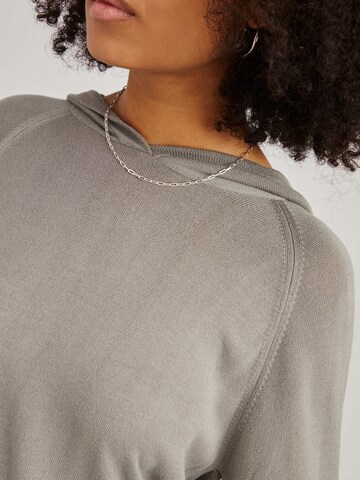 Pullover 'Rana' di A LOT LESS in grigio