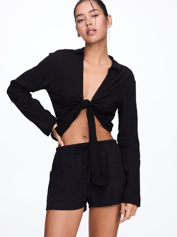 Pull&Bear Regular Housut värissä musta