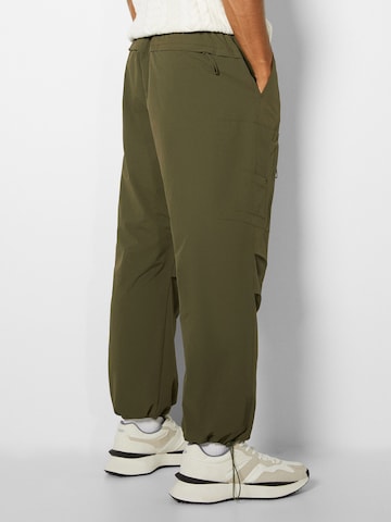 Bershka Tapered Hose in Grün