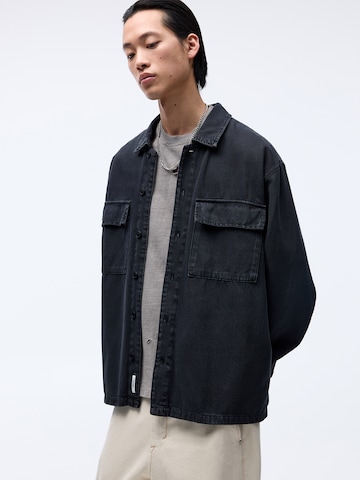 Pull&Bear Comfort fit Button Up Shirt in Black: front