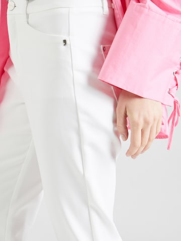 Coupe slim Pantalon à plis COMMA en blanc