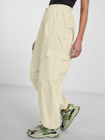 PIECES Loose fit Cargo trousers in Beige