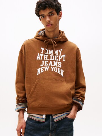 Tommy Jeans Tréning póló '90S VARSITY' - barna: elől