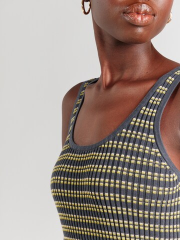 Robes en maille & Other Stories en gris