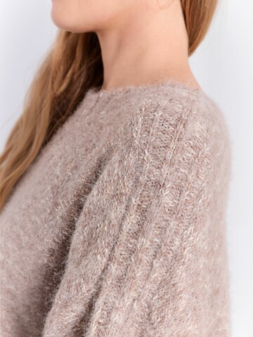Cardigan ' Lillen ' NORR en marron : sur le côté