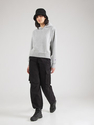 Champion Authentic Athletic Apparel Sweatshirt i grå