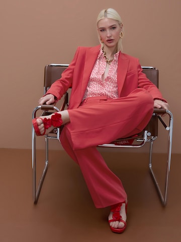 Lola Casademunt - Blazer en rojo