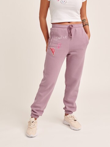 Effilé Pantalon 'Josina' ABOUT YOU x Antonia en violet : devant