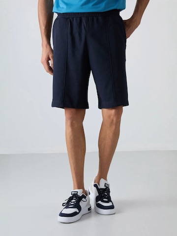 Tommy Life Regular Pants in Blue: front