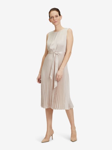 Robe de cocktail Betty & Co en beige : devant