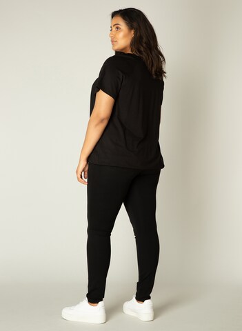 BASE LEVEL CURVY T-Shirt 'Yoni' in Schwarz