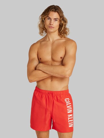 Calvin Klein Swimwear Plavecké šortky – červená: přední strana
