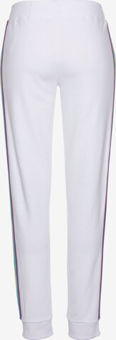 Coupe slim Pantalon 'Pride' LASCANA en blanc