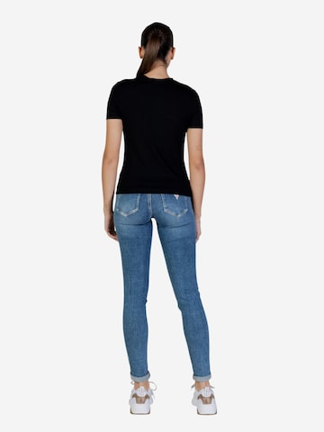Top 'TRACEY CN SS T-SHIRT V6RI07 J1314' di GUESS in nero