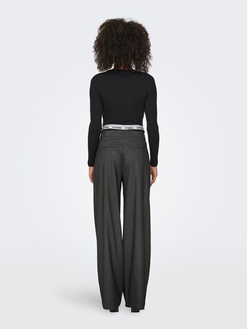 ONLY - Pierna ancha Pantalón plisado 'ONLNoelia' en gris