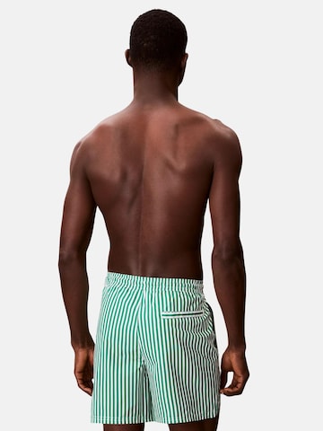 Calvin Klein Swimwear Uimashortsit 'CALVIN KLEIN MEDIUM DRAWSTRING Costumi da bagno' värissä vihreä