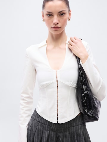 Bluză de la Gina Tricot pe alb