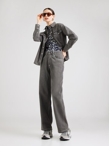 Lee Pluus, värv must