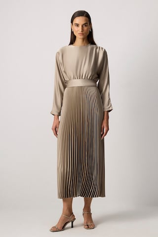 Touche Prive Avondjurk in Beige: voorkant