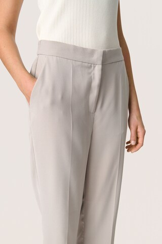 Regular Pantalon 'Shirley' SOAKED IN LUXURY en gris