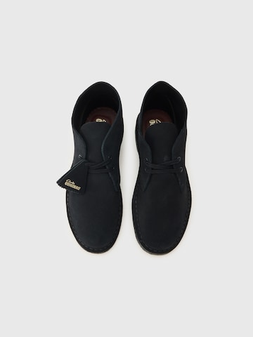 Botine Chukka de la Clarks Originals pe negru