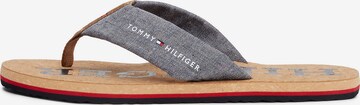 TOMMY HILFIGER - Chinelos de dedo em azul: frente