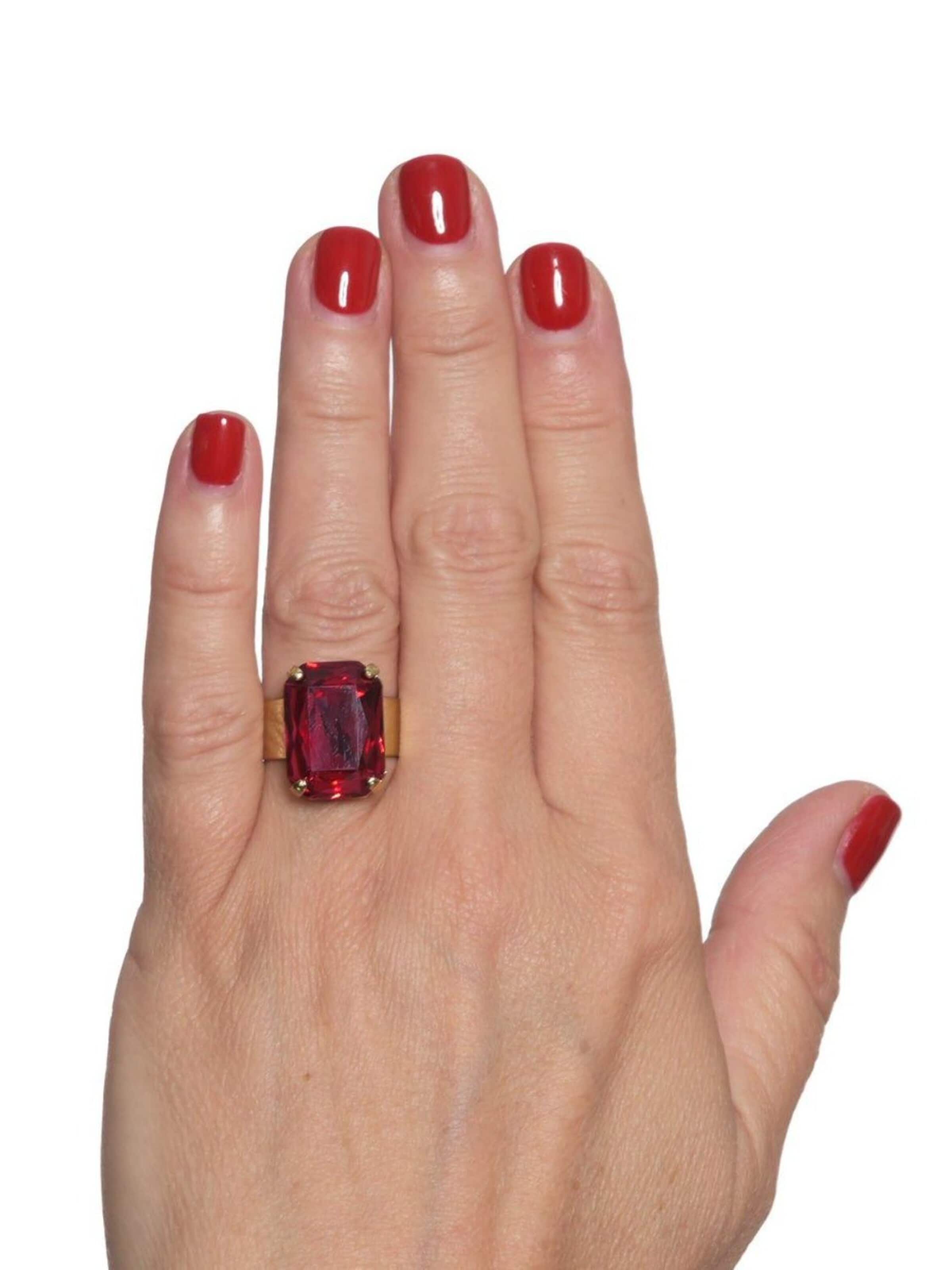 Anello 'Celeste anello con cristallo rubino Swarovski' in 50-60 Addicted2 di colore oro / rosso ciliegia, Visualizzazione prodotti
