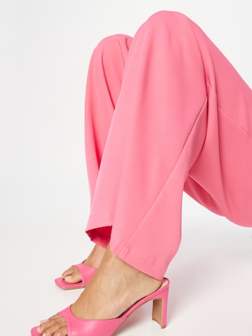 Wide Leg Pantalon à pince 'GEMMA ATKINSON' In The Style en rose