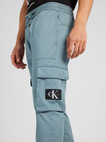 Calvin Klein Jeans Tapered Cargobyxa i blå
