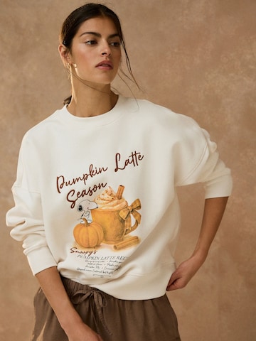 Sweat-shirt 'Pumpkin Latte Snoopy Licence' Next en beige : devant